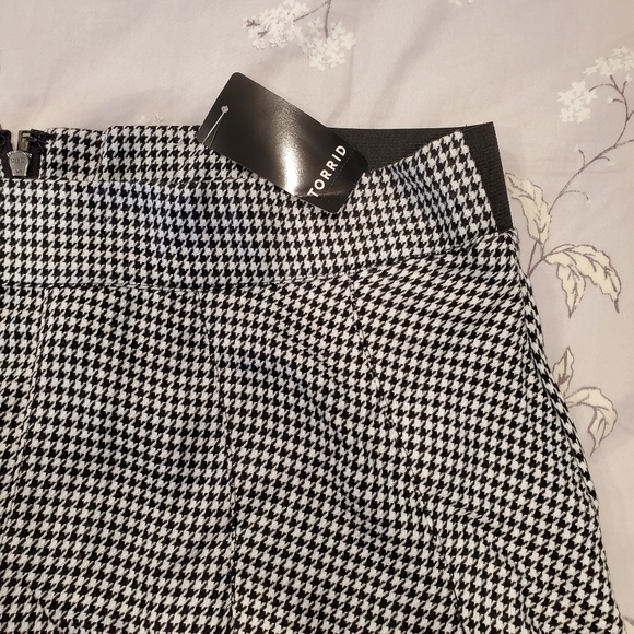NWT Torrid Pleated Black & White Twill Houndstooth Skater Skirt - Picture 3 of 5